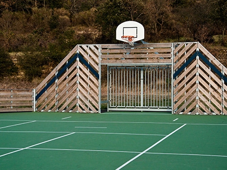 Terrain de basket-ball extérieur vert avec un panier en bois