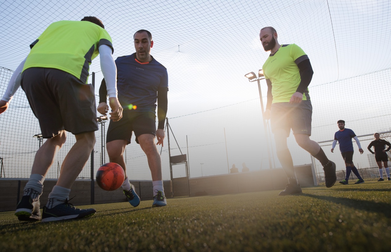joueurs équipés kipsta en train de faire un match